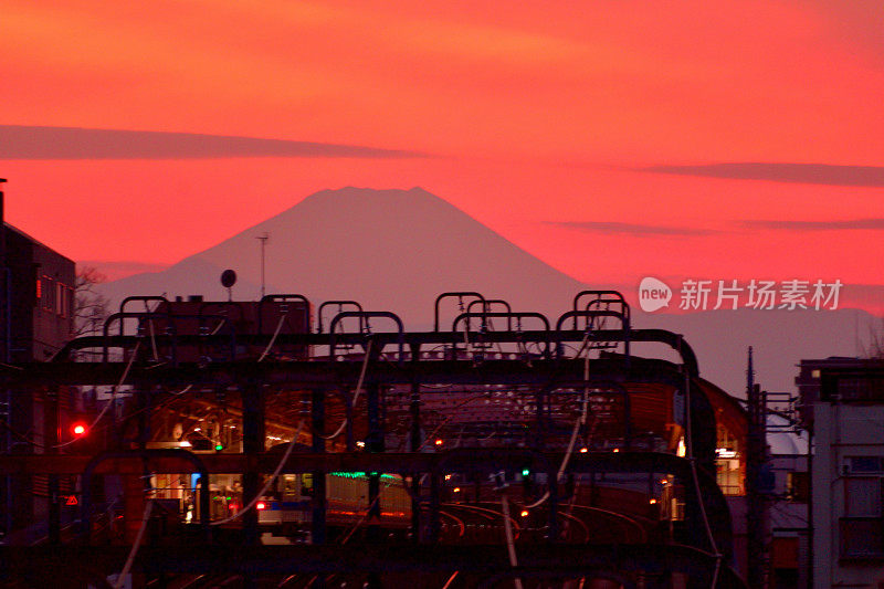 日落后的富士山:东京住宅区的景色