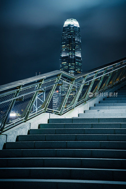 台阶和楼梯，夜晚的城市
