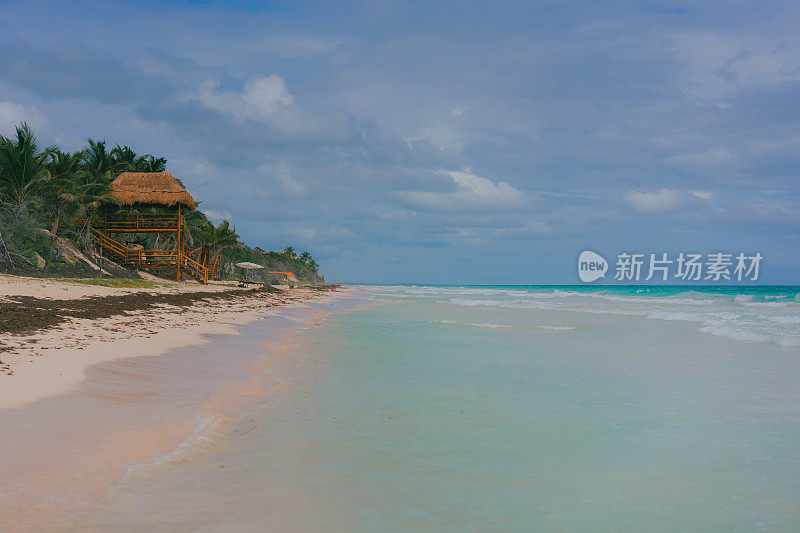 日落时分图卢姆海滩的风景