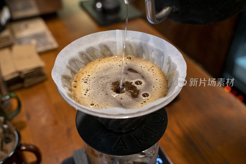 V60咖啡冲泡和服务库存照片