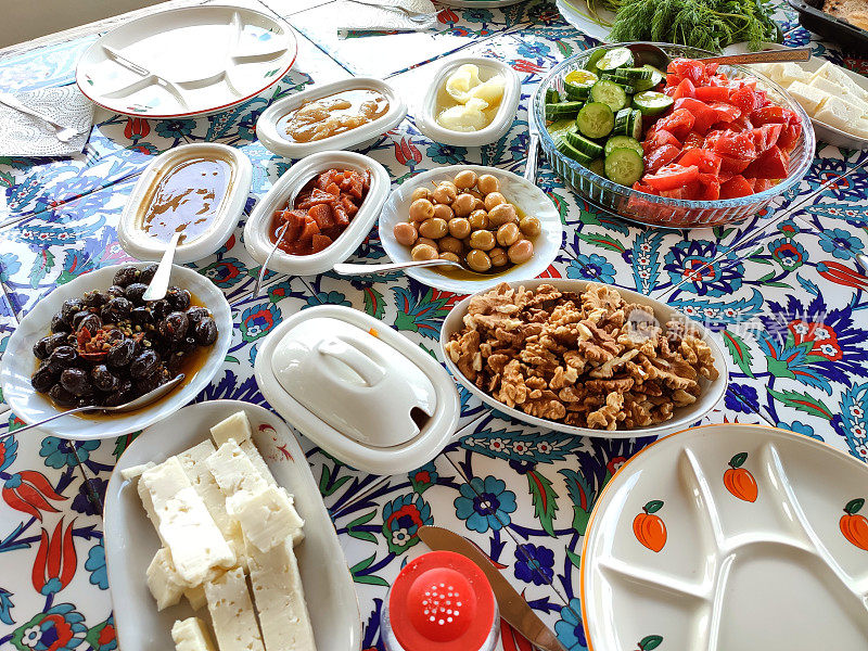 传统的土耳其早餐核桃番茄果酱奶酪橄榄莳萝在伊斯坦布尔土耳其