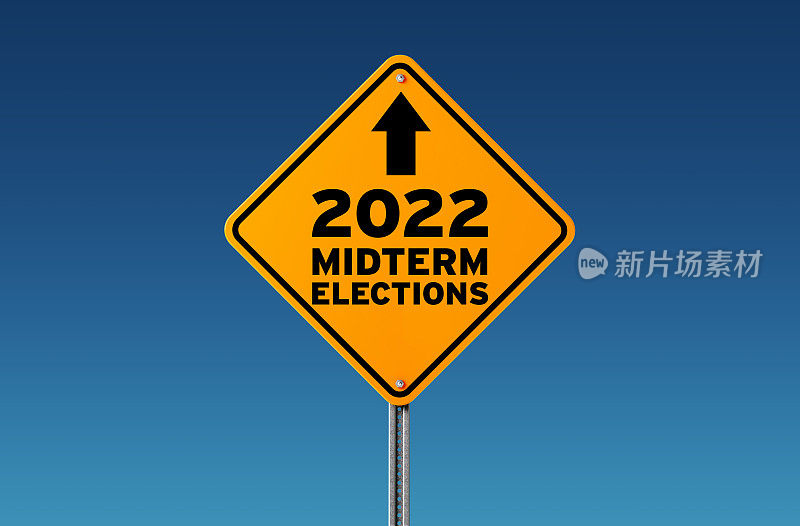 蓝色天空上的交通标志预示着2022年中期选举的黄色