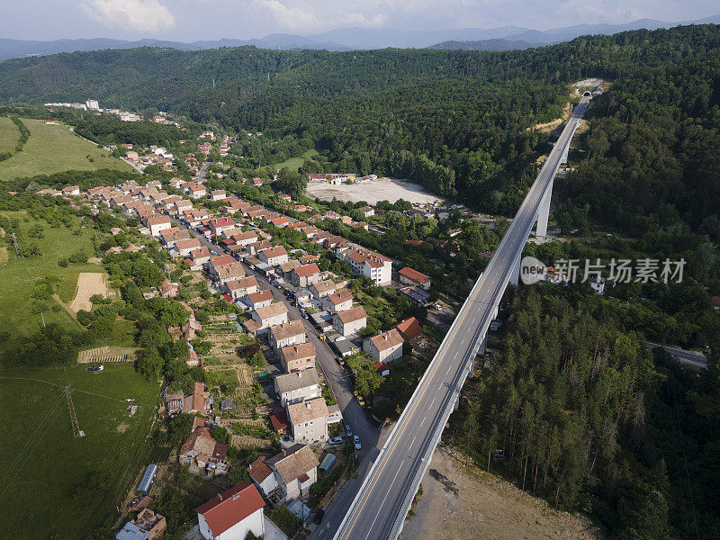 高架公路经过郊区，鸟瞰图。