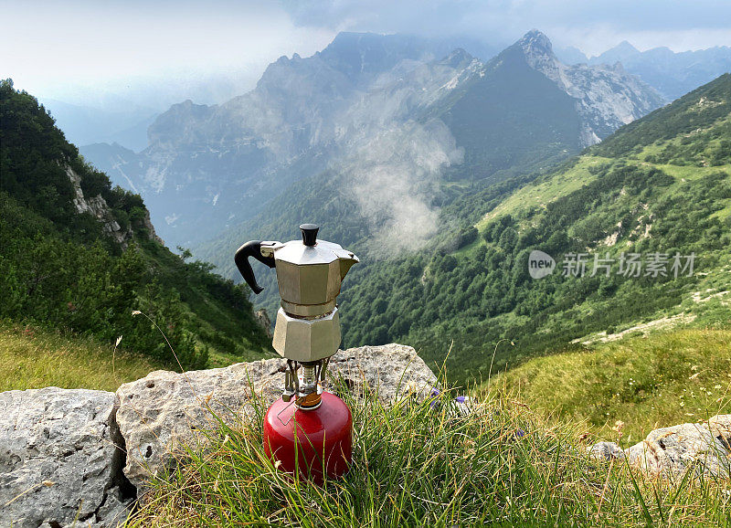 Moka咖啡放在山上的便携式野营炉上