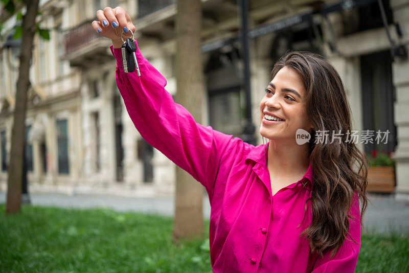 年轻女子拿着车钥匙