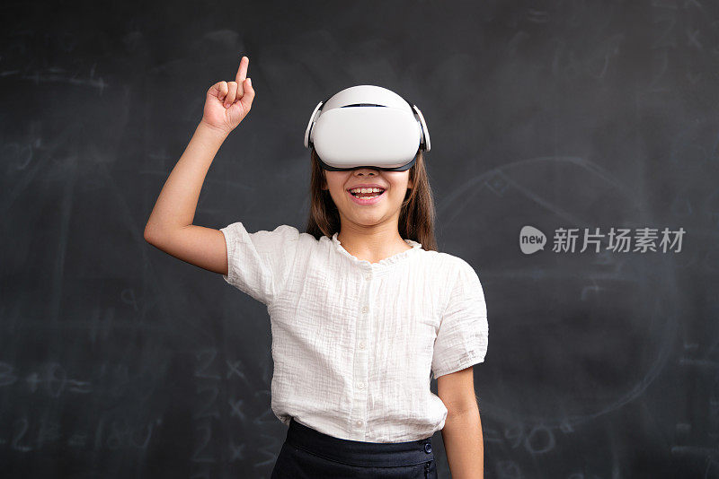 回到学校理念，快乐微笑的儿童学生使用VR设备参加远程教育