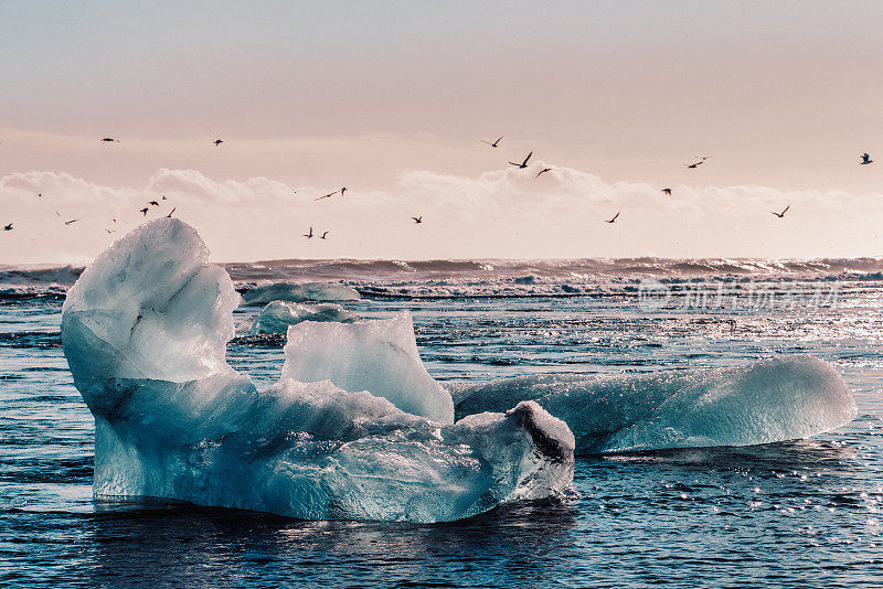 冰岛Jokulsarlon冰川泻湖冰山在冬季日落Jökulsárlón泻湖