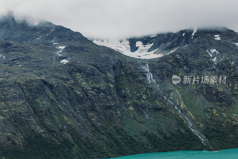 在挪威约顿海门国家公园，山脊和水晶蓝色的冰川湖的戏剧性景色