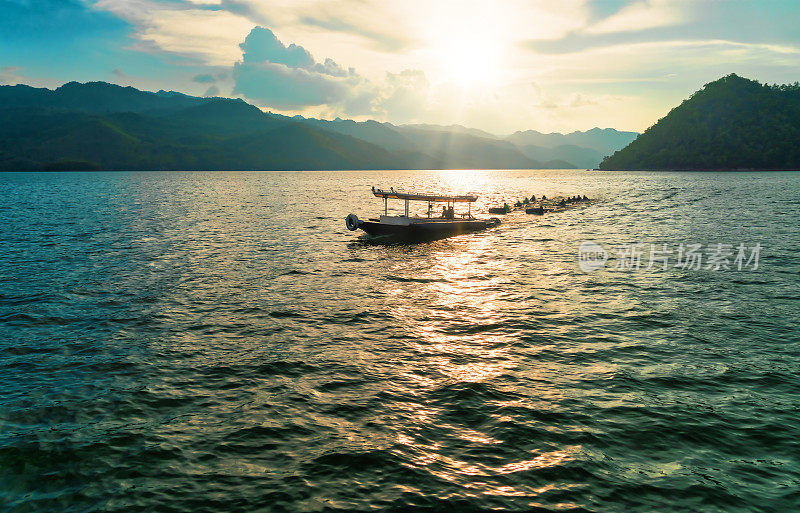 在泰国北碧，人们正乘坐潮湿的木筏在一条大湖中旅行。