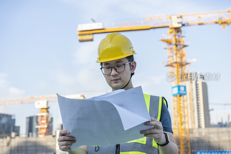 在建筑工地工作的亚洲总承包商