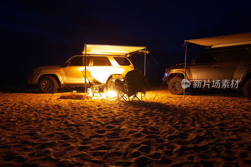 夜晚海滩登陆，篝火熊熊