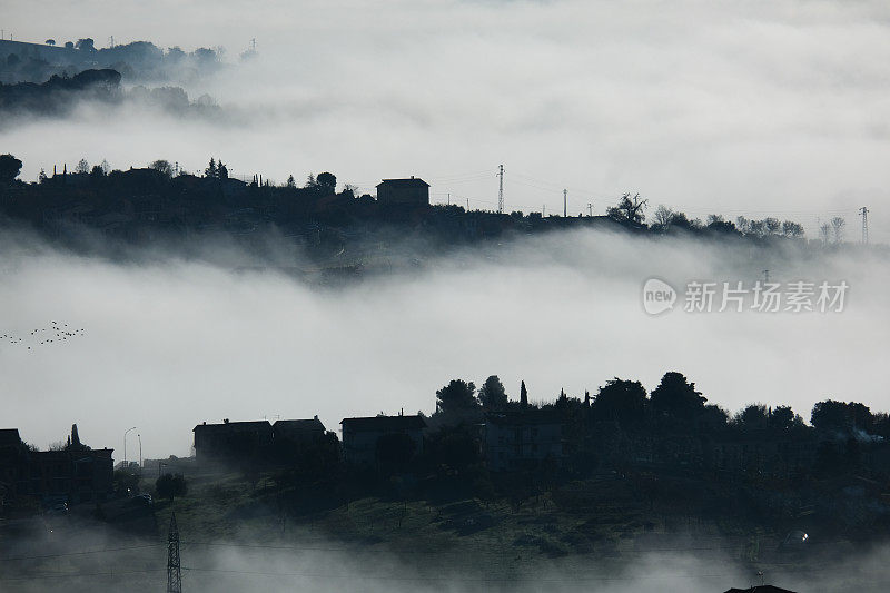 马尔凯的风景在一个雾蒙蒙的早晨