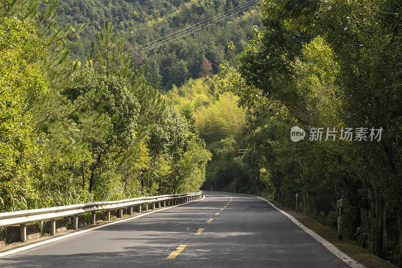 中国浙江山区的一条空旷蜿蜒的道路