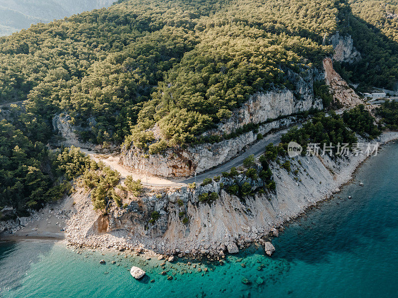 这条封闭的隧道是当地的地标。贝尔迪比，安塔利亚省，基梅尔地区，土耳其。