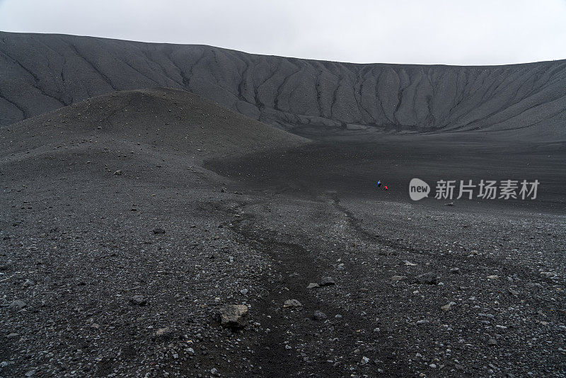 两个女人在赫弗贾尔火山徒步