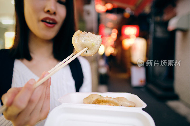 吃小笼包的女人特写