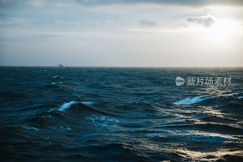 波涛汹涌的大海和海浪从一艘船