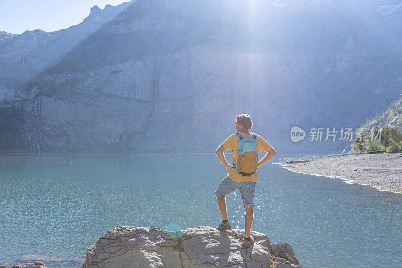 夏天，人们凝视着美丽的大自然，他在瑞士阿尔卑斯山徒步旅行