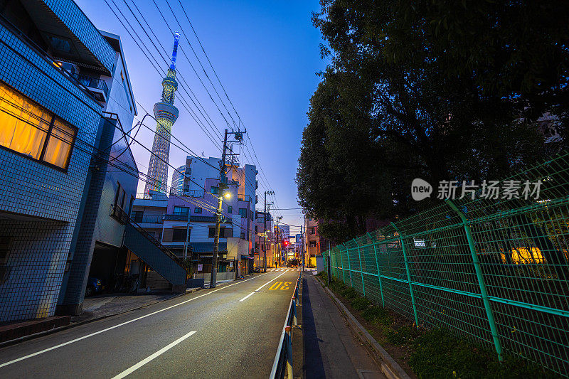 东京天空树位于东京镇的街道上