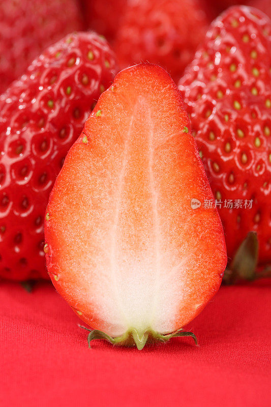 红底草莓
