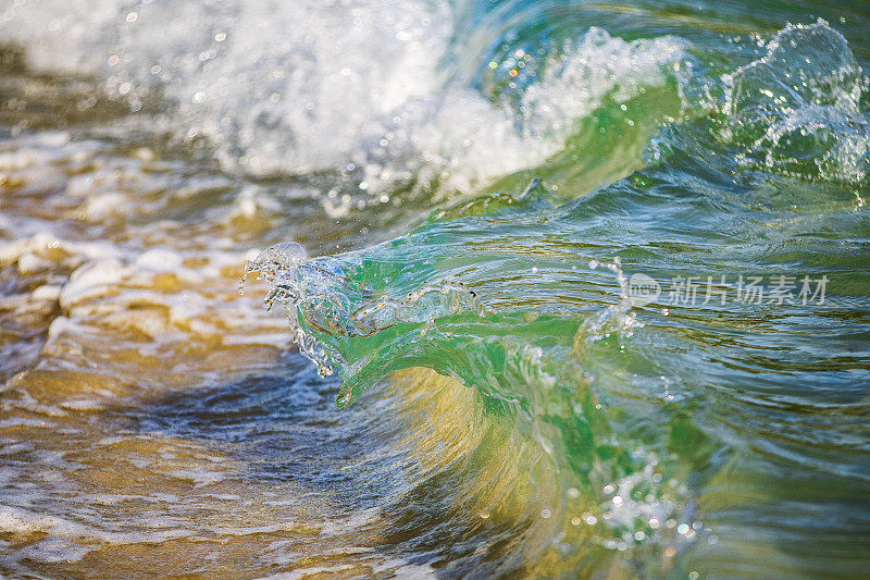 微缩的宏观海浪打破海岸线与惊人的细节