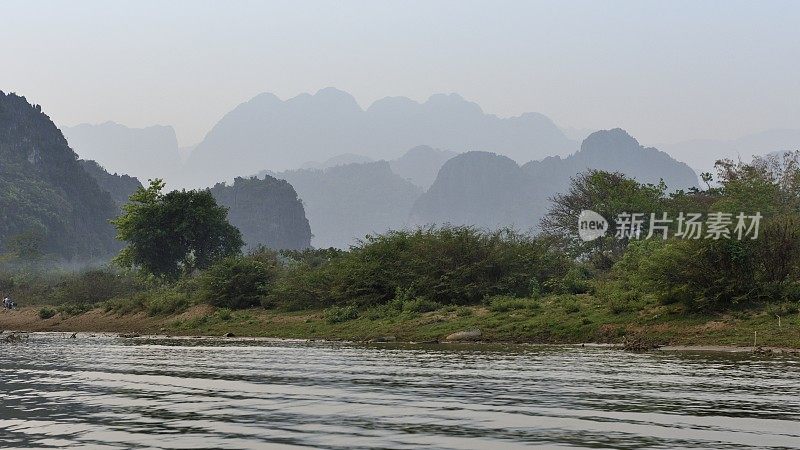 在南森河上乘小船泛舟