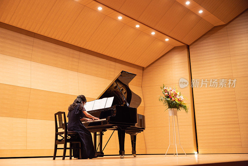 日本女孩在音乐厅弹钢琴