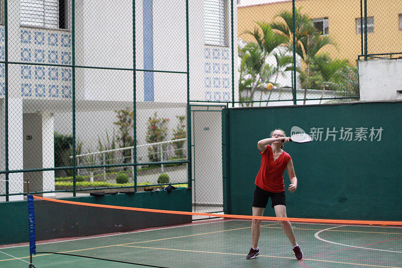 玩pickleball