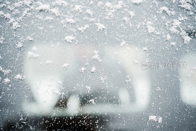 清理汽车上的积雪