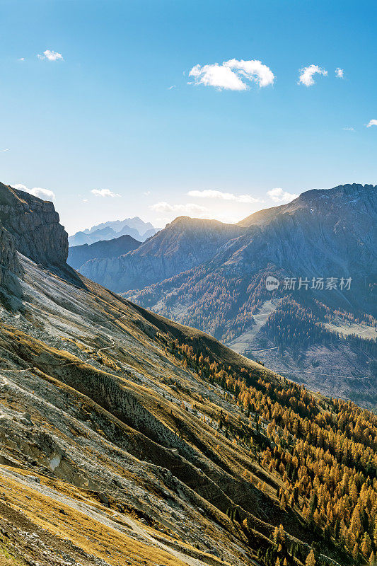 蓝天下的山景