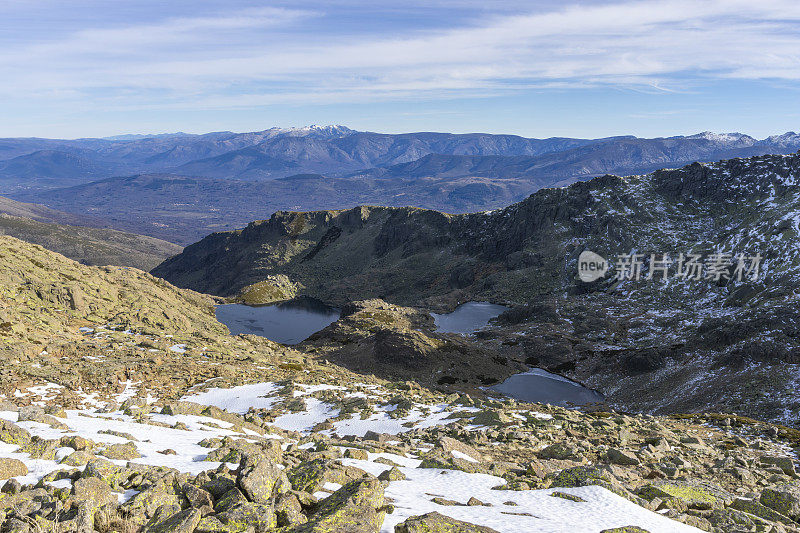 冬天的山有点雪和冰。Bejar山脉，西班牙