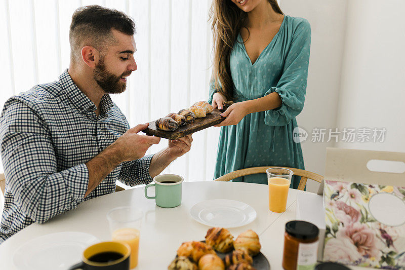 幸福的夫妇一起享受早餐