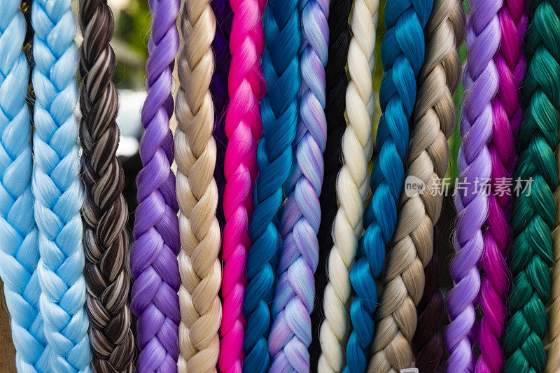 彩色合成辫子在墨西哥的零售展示