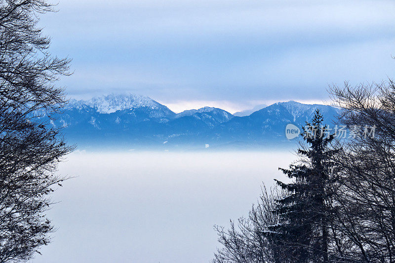 阿尔卑斯全景与雪云和雾