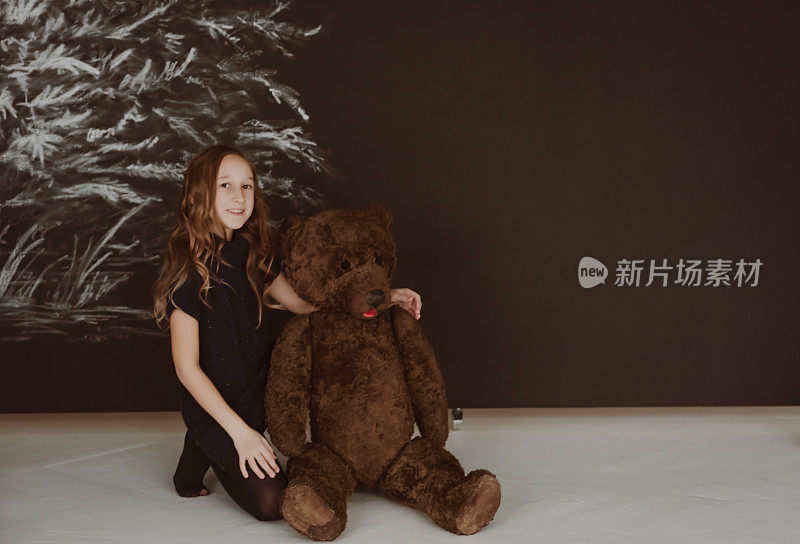 这个女孩手里拿着一只大的交易熊。
