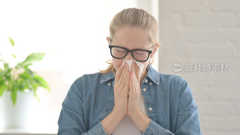 咳嗽的年轻女性患流感感觉不适
