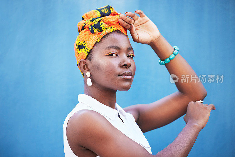 黑人妇女，美丽和头巾的脸非洲文化，时尚和自由的蓝色背景墙的化妆品，头巾和化妆模型。来自尼日利亚的女性为艺术摆姿势的肖像