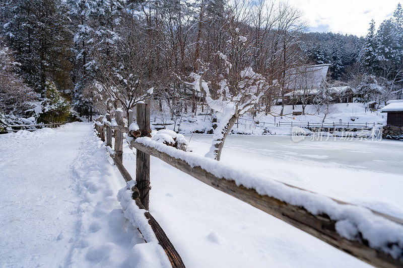 在日本高山市下雪的飞田民俗村