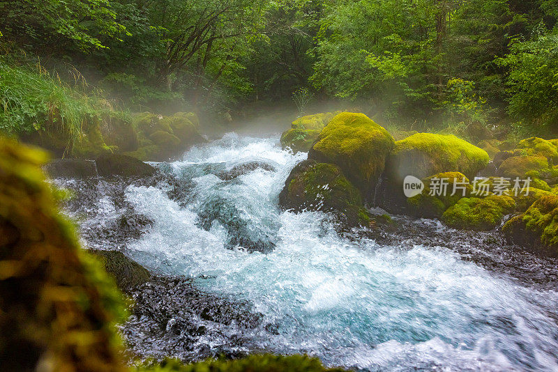 索卡水道在斯洛文尼亚自然流过岩石，雾气在溪流之上