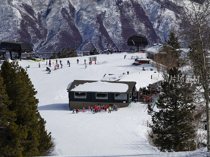 俯瞰悬崖小屋，在山上用餐，酪乳滑雪胜地，科罗拉多州阿斯彭。