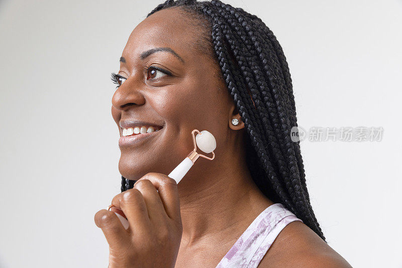 皮肤护理-黑人妇女使用玉面辊