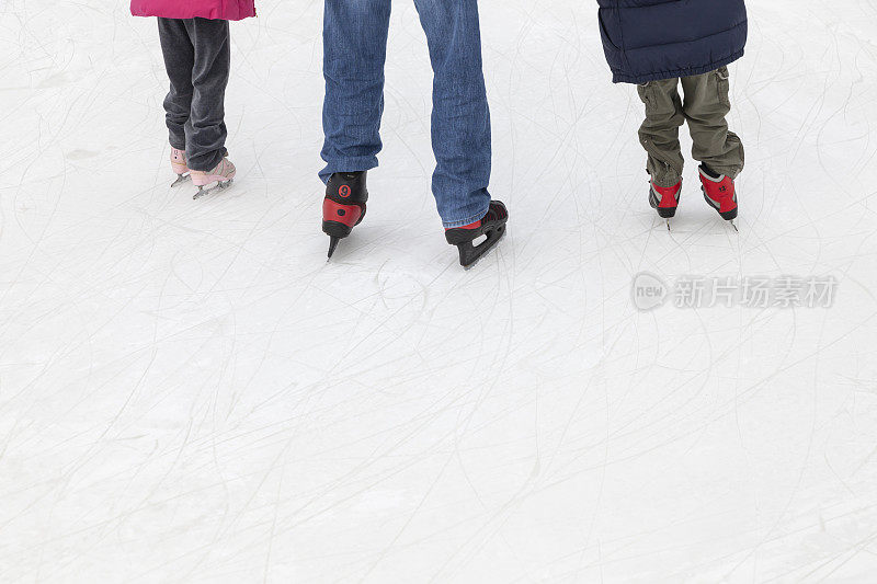 三个孩子在滑冰