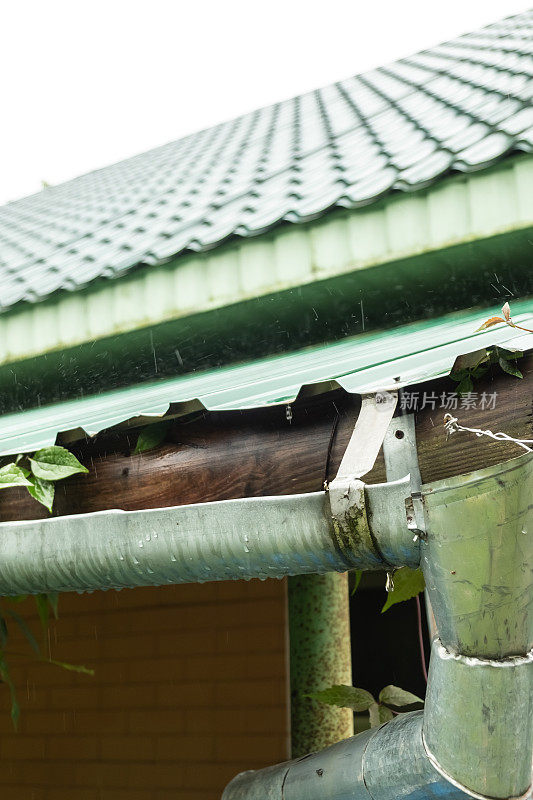 靠近屋顶下的雨水沟。雨水收集建筑