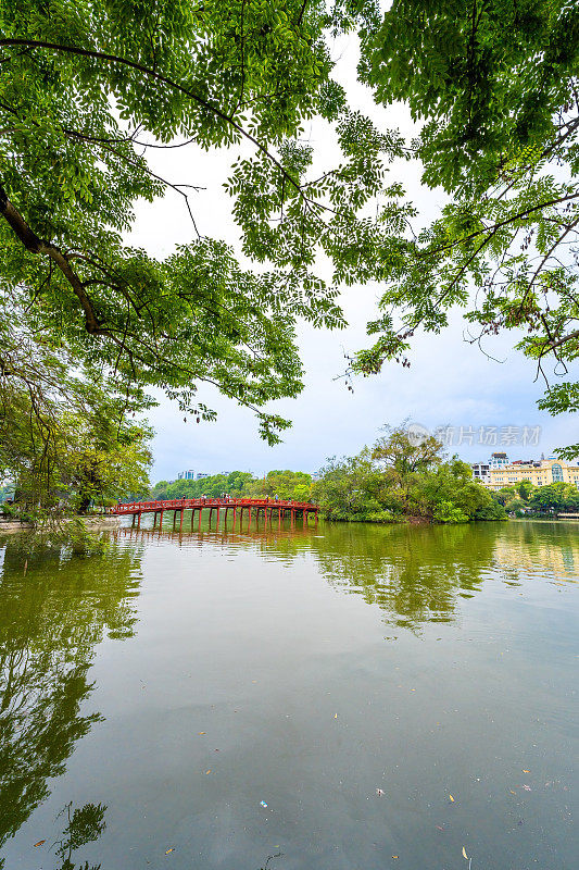 越南河内，还剑湖中心的Huc红桥和玉山寺。