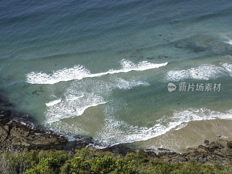 俯视着岩石海岸线上的海浪