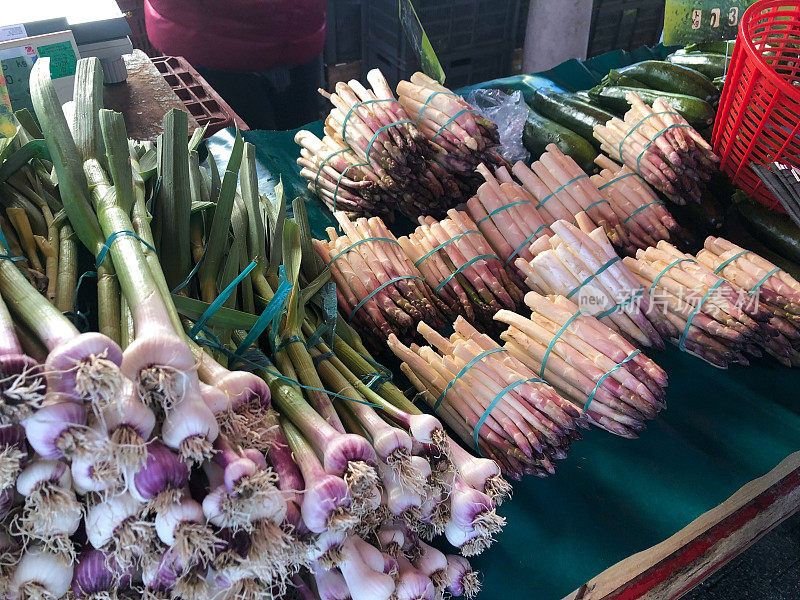 法国市场摊位上的紫蒜和芦笋