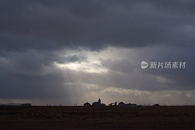 冰岛小村庄和教堂与戏剧性的天空