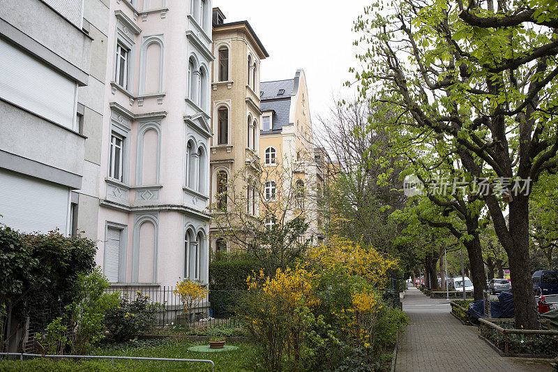 瑞士城市的一排传统风格的住宅建筑