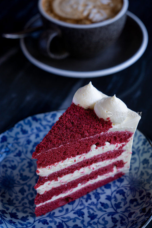 红丝绒蛋糕。