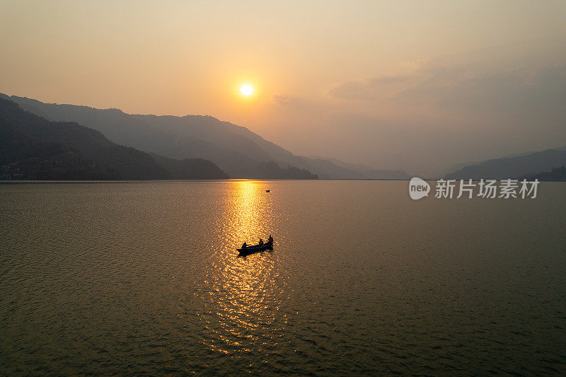 船的轮廓优雅地划过宁静的湖面